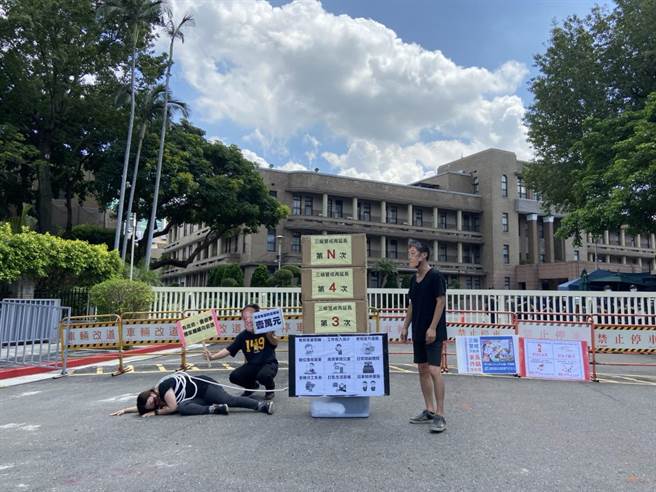 工斗调查显示，从三级警戒至今劳工申请防疫照顾假的平均天数达22.6天、请假期间平均收入减少达4.7万元，呼吁防疫照顾假要给薪。（工斗提供／林良齐台北传真）