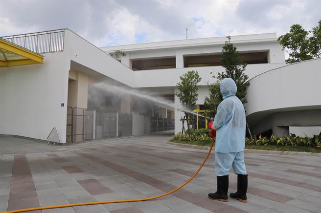 動物之家后里園區每日持續於車輛人員出入口、辦公廳舍、公共櫃台、動物收容舍及周邊走道等重點區域加強清潔消毒。（台中市動保處提供／王文吉台中傳真） 