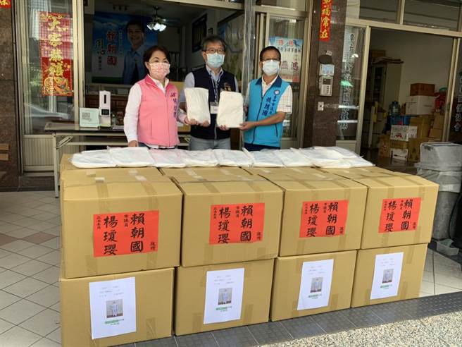 立委杨琼璎（左）、市议员赖朝国（右）号召有茗国际有限公司捐赠1000套防护衣。（王文吉摄）