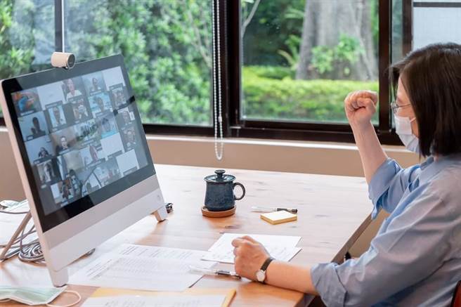 提升疫苗施打覆蓋率，蔡英文呼籲：踴躍登記施打。（取自蔡英文臉書）