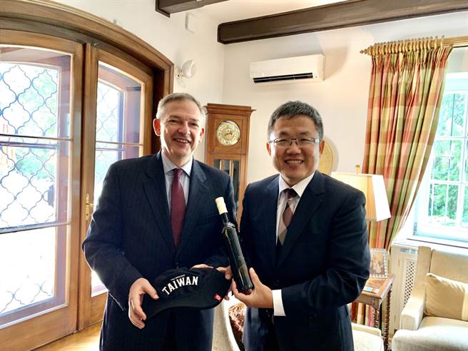 美国代理驻匈牙利大使狄拉德（左）13日邀驻匈牙利代表刘世忠（右）到官邸餐叙。(图／中央社)