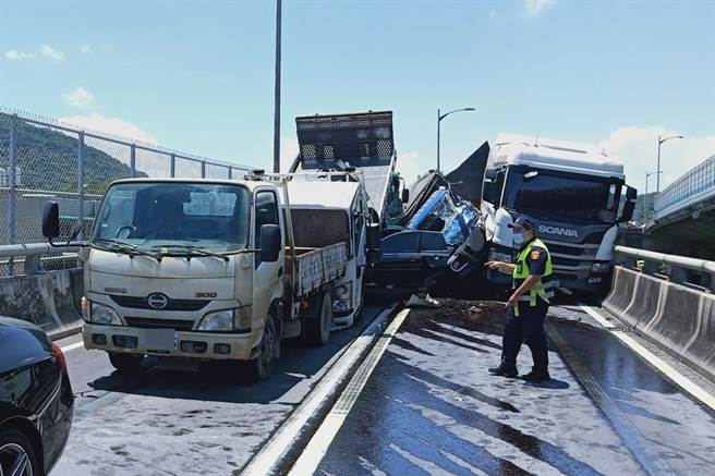 台64線下八里匝道，14日上午10時許連環撞大車禍，大貨車、小貨車、自小客車撞成一團。（新北消防提供）
