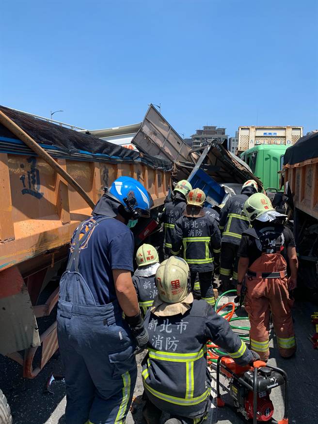 台64线公路闸道口10车追撞 1命危卡车体 2轻伤。(戴上容翻摄)