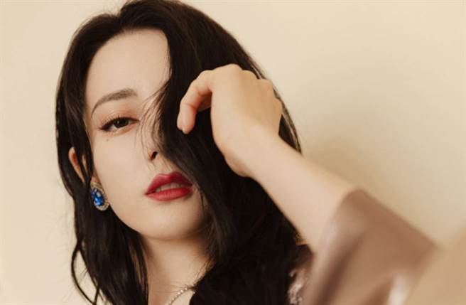 迪麗熱巴遮住半邊臉仍難掩天仙美貌。(圖／翻攝自微博)