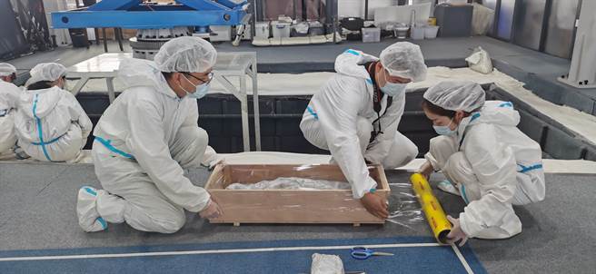 祭祀坑考古人员正密封文物准备送往实验室鑑定。(图／旺旺中时文化传媒提供)