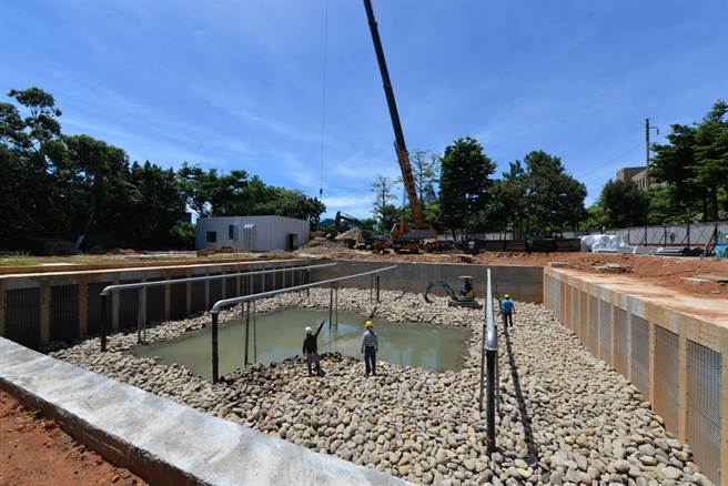 桃园市环保局表示，「黄墘溪水质改善工程」一期工程已于6月2日完工，该设施透过砾间接触曝气氧化工法净化水质，强调待9月完成二期工程黄墘溪污染浓度削减率可达7成以上。（环保局提供／萧灵玺桃园传真）