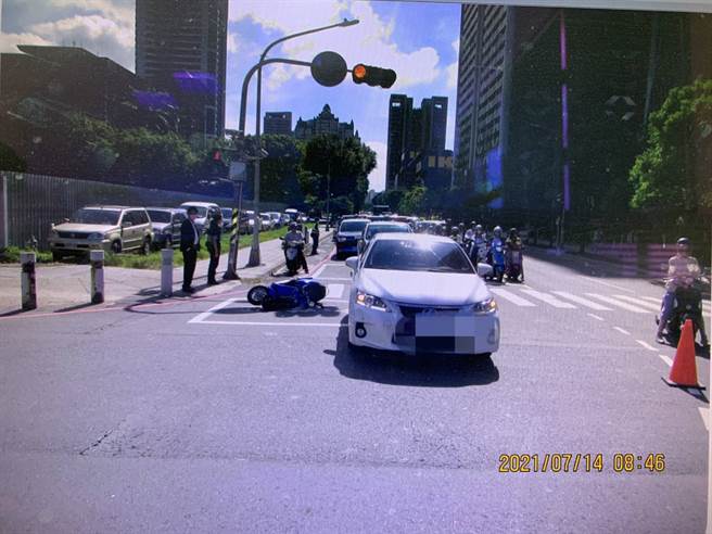 总统府发言人丁允恭14日上午酒驾开车肇事，据了解，丁允恭在高雄市前镇区成功路、復兴路口与一名机车骑士擦撞，警方到场后对丁允恭实施酒测，酒测值0.23毫克，随后被警方带回派出所侦讯。（翻摄画面／刘宥廷高雄传真）