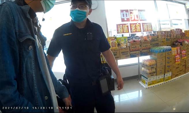 台中25岁蔡姓男子遭网路交友诈骗，连跑3家超商购买7万5000元游戏点数卡。（大甲分局提供／王文吉台中传真）