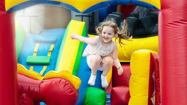 白俄罗斯一场活动请来充气厂商进驻打造充气城堡，不料却被怪风吹到半空中，造成多名孩童及家长受伤。图片为示意图非本人（图／shutterstock）