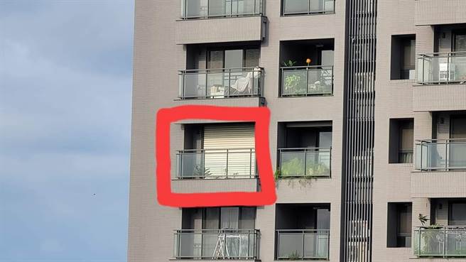 一名网友发现对面大楼高楼层住户加装铁卷门，令他好奇用途，没想到一大票网友皆表示，是为了防范颱风来时强风豪雨。（图／翻摄自爆系知识家）