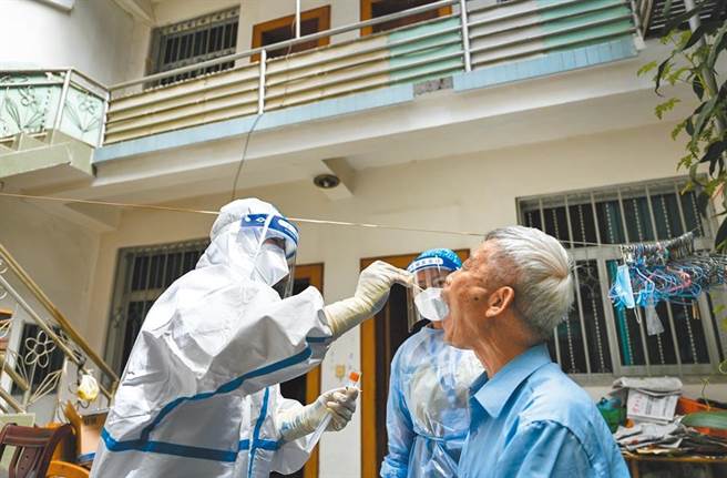 云南今新增1例本土感染病例。云南德宏州陇川县防疫指挥部今发通告称，章凤地区范围即日起展开全民检测，早上8点开始，民眾非必要不进出陇川。（新华社）