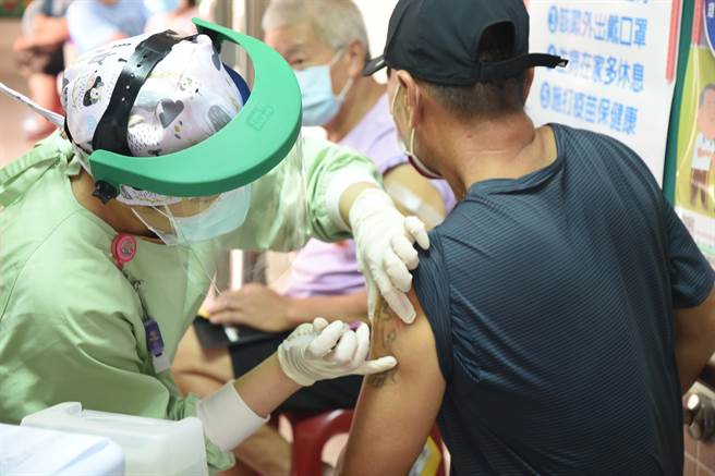 澎湖率先全台開放18歲以上民眾不限疫苗廠牌預約施打。 （陳可文攝）