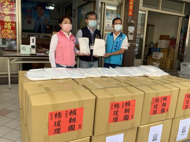 市议员赖朝国与立委杨琼璎爱心不落人后，号召知名企业「有茗国际有限公司」力挺市府防疫作为，14日赠送1000套防护衣供环保局第一线防疫消毒人员使用，由环保局陈宏益局长代表接受。（市议员赖朝国提供）