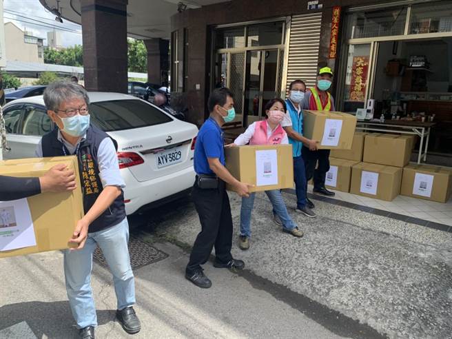 让清洁队员执勤时能多一层防护，环保局会更努力坚守岗位，与市民一起挺过最困难的抗疫时期。（市议员赖朝国提供）