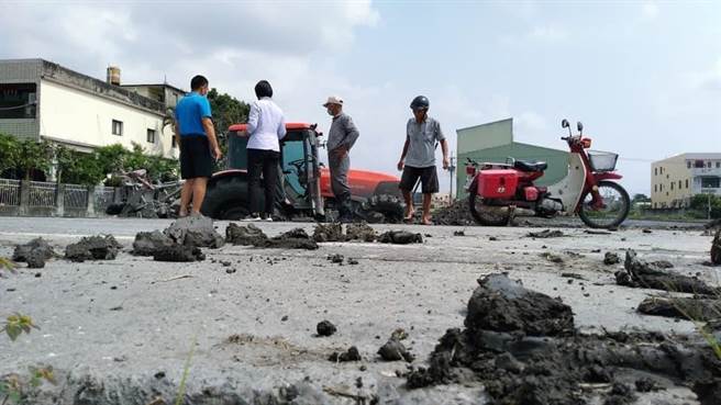 二期稻作目前正值夏耕时期，彰化县许多农民开着耕耘机下田后，没有将轮胎上的废土清洗乾净就上路，造成农路布满田土，导致机车摔车事故。（黄瑞珠提供／吴建辉彰化传真）