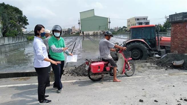 黄瑞珠表示，每年春耕时都会发生民眾骑机车滑倒的案件，她担心歷史重演才拜托农民或代耕业者清洗后再上路，但没想到还是有农耕机将废土带到农路上。（黄瑞珠提供／吴建辉彰化传真）