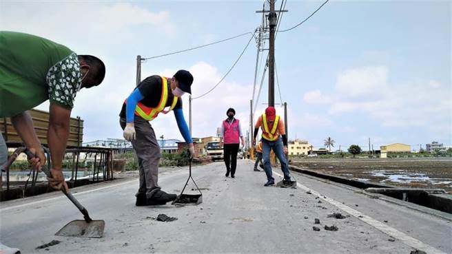 公所紧急调派清洁队到场清理，希望减少事故的发生，也请相关单位到场与农民沟通，宣导将废土清洗再上路，以免造成危险，还可能受罚。（黄瑞珠提供／吴建辉彰化传真）