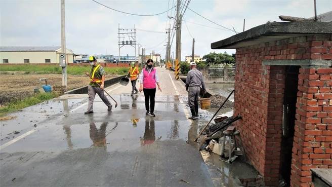 黄瑞珠强调，提醒民眾经过农路时要注意路况，保护好自己，若发现有污染情形可通报公所或环保局，依法可对污染业者开罚。（黄瑞珠提供／吴建辉彰化传真）