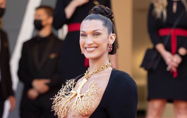 24歲美國超模貝拉哈蒂德（Bella Hadid）近日在坎城影展打扮前衛性感。（圖／達志提供）