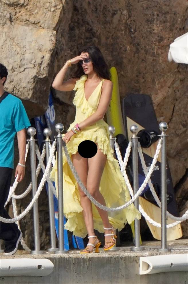 貝拉哈蒂德（Bella Hadid）在海邊不小心走光。（圖／達志提供）