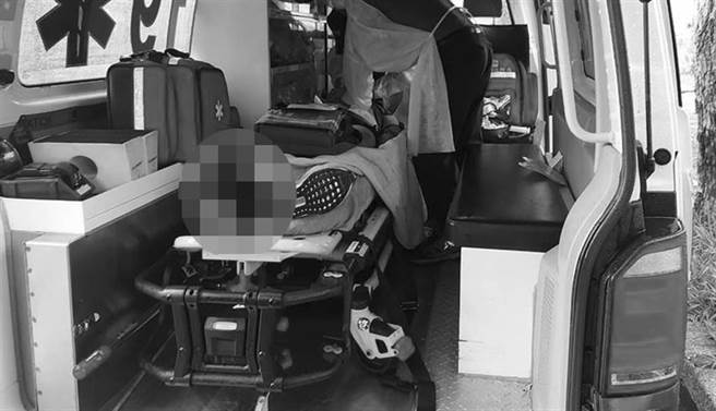 刘姓男子遭雷击送上救护车，右脚跑鞋脱落，袜子破洞。（读者提供／谢明俊苗栗传真）