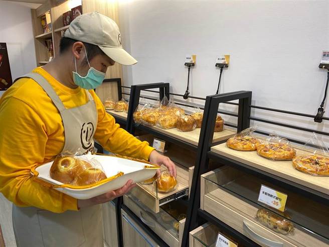 喜憨兒在小作所接受工作訓練。(記者林雅惠攝)
