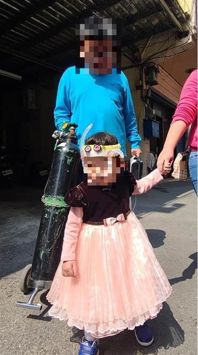 3岁李小妹（前）出生确诊先天基因异常「先天表面张力素蛋白质的制造缺乏」造成呼吸窘迫，鼻孔2端挂着2根长长的氧气管，每天得背呼吸器和氧气钢瓶。（中国附医提供／张妍溱台中传真）