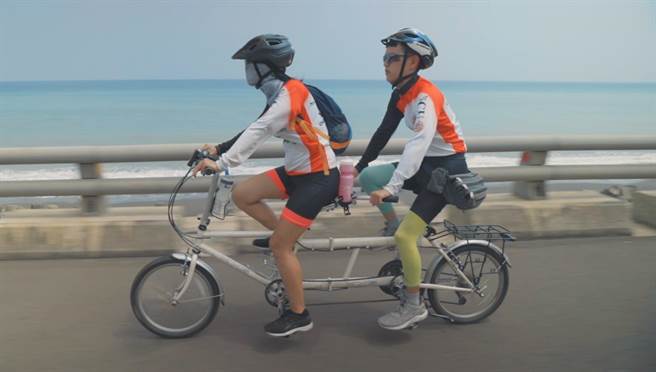 東吳大學哲學系同學鄭佩芬(左)引領視障生王士朋(右)，負責控制方向與導覽風景，成為盲生的雙眼，協力車重達22公斤，每天騎完都耗盡體力。(東吳大學提供／李侑珊台北傳真)
