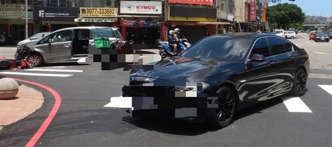 台中市台湾大道三段与黎明路二段14日中午11时08分发生疑似抢快左转，造成两车碰撞，其中一辆汽车波及机车待转区骑士。（民眾提供／卢金足台中传真） 