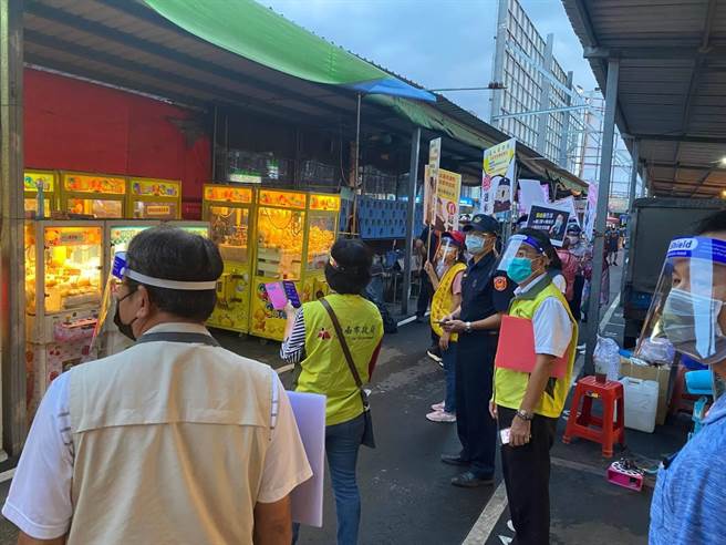 善化夜市娃娃机业者插电营业遭查办。（读者提供／刘秀芬台南传真）