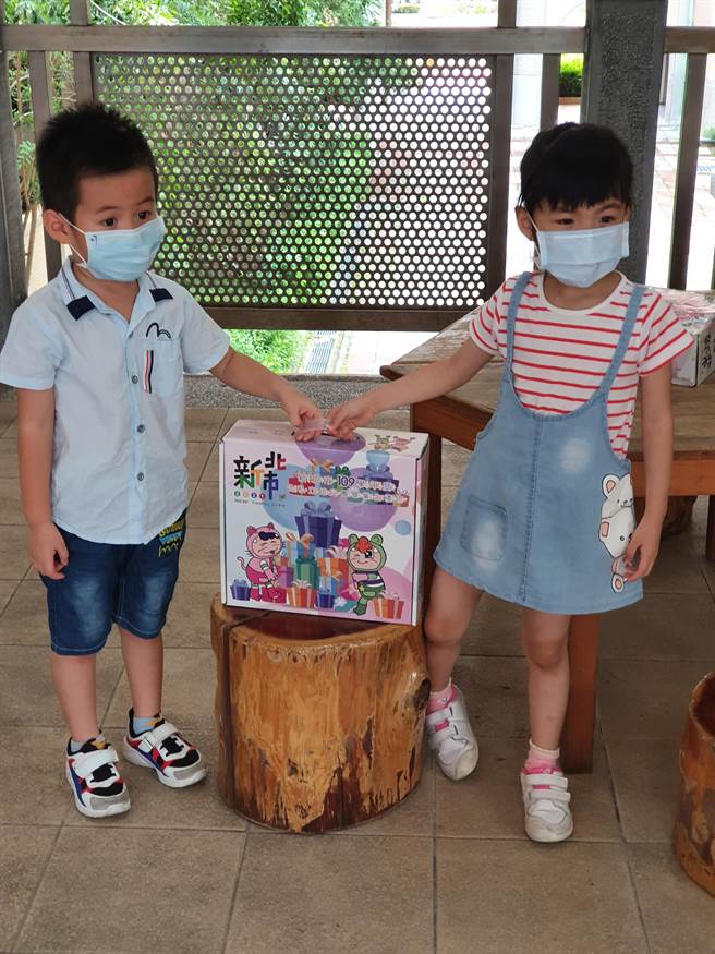 新北市教育局贈送餐具組及辭典給幼兒園畢業生當賀禮。（新北市教育局提供）