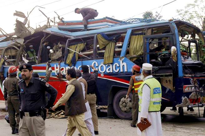 路透社引述消息人士报导，巴基斯坦北部地区一辆载着大陆工程师的巴士14日遭爆炸攻击，造成多名大陆工程师丧命。图为巴基斯坦巴士爆炸资料照。（资料照／shutterstock）