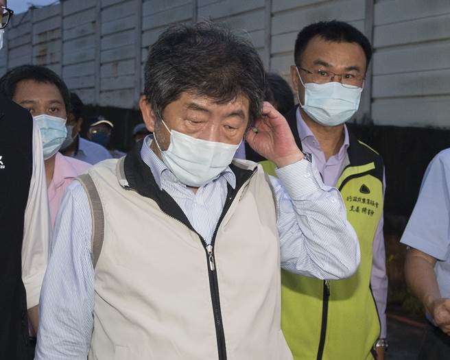 中央虽针对微解封提出可开放餐厅内用，但六都皆不买帐。图为卫福部长暨中央流行疫情指挥中心指挥官陈时中。（中时资料照／杜宜谙摄）