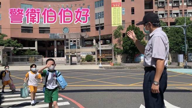 自己走路進校門上學有禮貌。(教育局提供／蔡依珍桃園傳真)