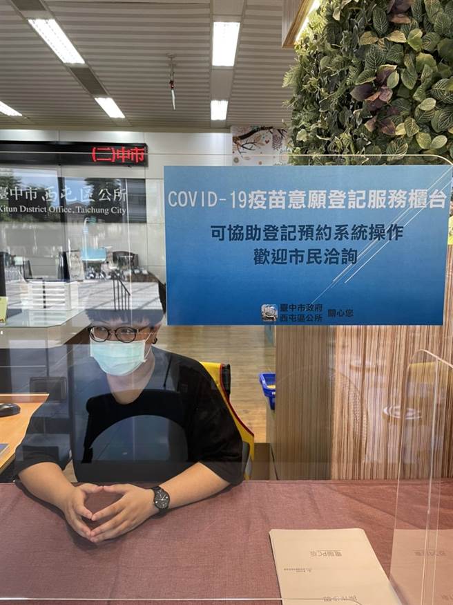 民眾前往服务柜台谘询时，携带身分证或居留证及健保卡才能进行相关系统操作。（台中市府提供／卢金足台中传真）