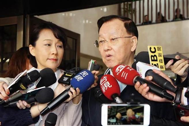 郭新政（左）、盛竹如（右）合作拍攝「誰摔死了李新」影片，遭李新義妹林麗君、黃明烈夫妻提告求償。（資料照）