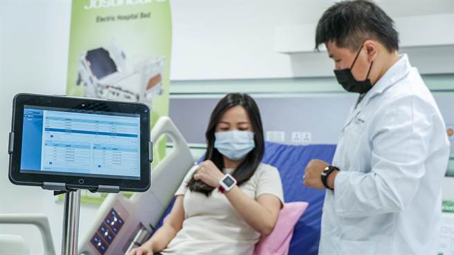 工研院「生理訊號即時監測整合平台」，是將體溫、脈搏、呼吸、血壓、血氧等五大生理數據蒐集置平台上，已導入新竹台大分院進行臨床應用合作。（工研院提供／羅浚濱新竹傳真）