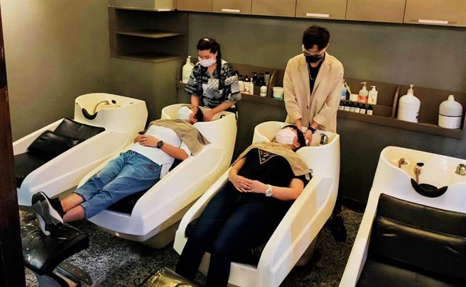 PS58美髮店将每天免费提供5位护理人员的洗髮名额。（市议员罗廷玮提供）