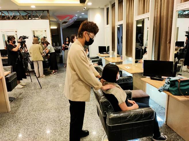 PS58美髮店将每天免费提供5位护理人员的洗髮名额。（市议员罗廷玮提供）