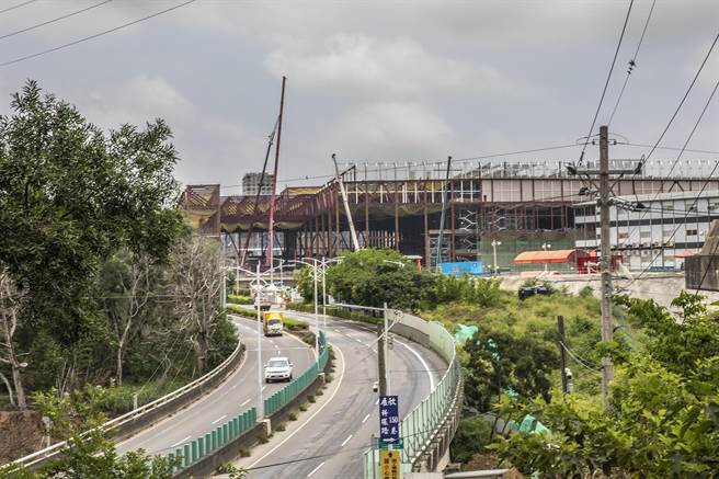 台积电宝山1期用地正如火如荼兴建厂房，县议员邱振玮认为2期用地徵收要解决相关问题，宝山交流道和周边道路更要先拓宽，避免造成交通瘫痪。（罗浚滨摄）
