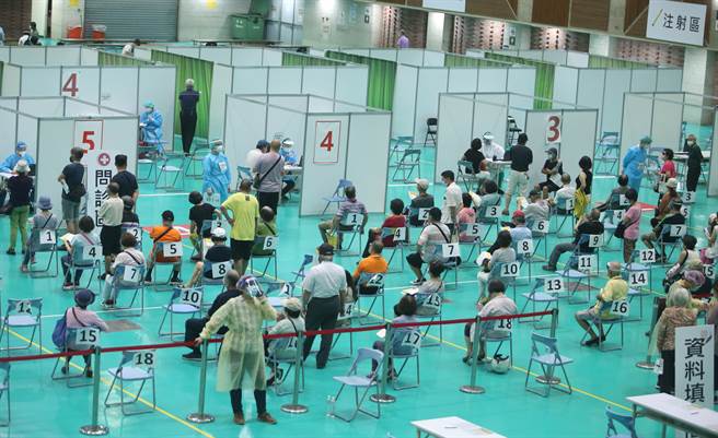 民眾到大型施打站等候施打疫苗。（资料照）