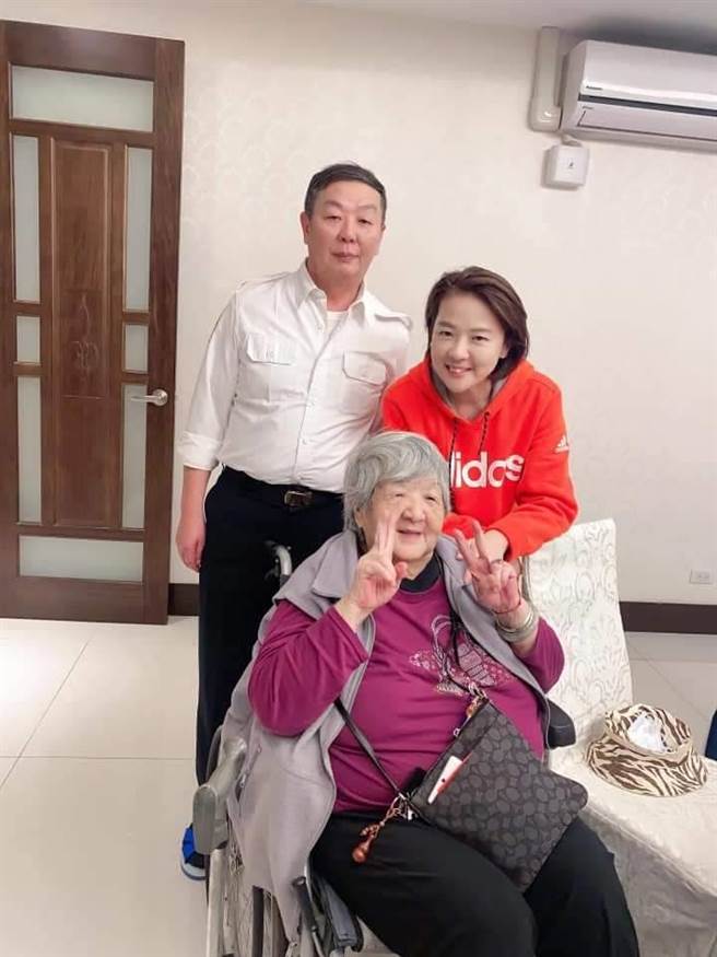 卸任参谋总长黄曙光，与妹妹、母亲合影。（摘自台北市副市长黄珊珊脸书）