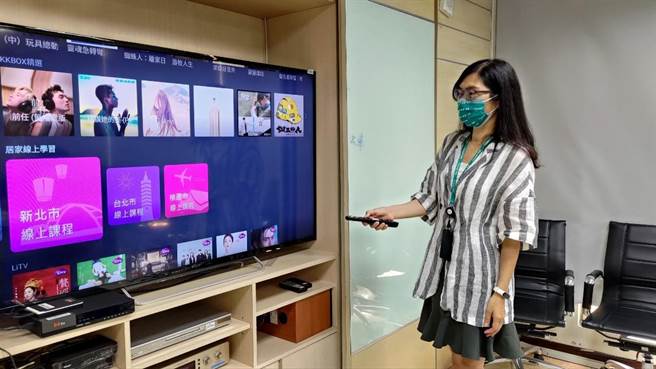 北健总经理徐雪玲介绍学习专区。(蔡依珍摄)