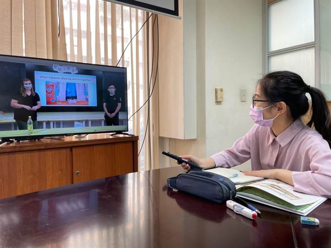 北健机上盒增居家学习专区，数百堂课免费随选即上。(蔡依珍摄)