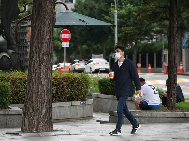 韩国近期疫情迅速升温，连续8天单日确诊人数在1200人以上，近一周日均确诊人数来到1256例，且多数为社区感染，以人口密集的首都圈为最大宗。(图／新华社)