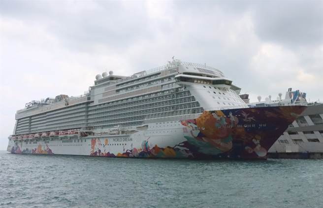 「世界梦号」传出船上有一名乘客疑似确诊感染COVID-19后，邮轮14日早上提前返抵新加坡。(图／中央社)