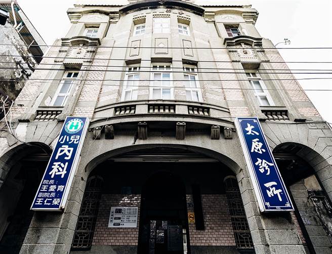 坐落於岡山老街的太原診所共3層樓，落成當時為岡山最高樓之一。（攝影/陳建豪）