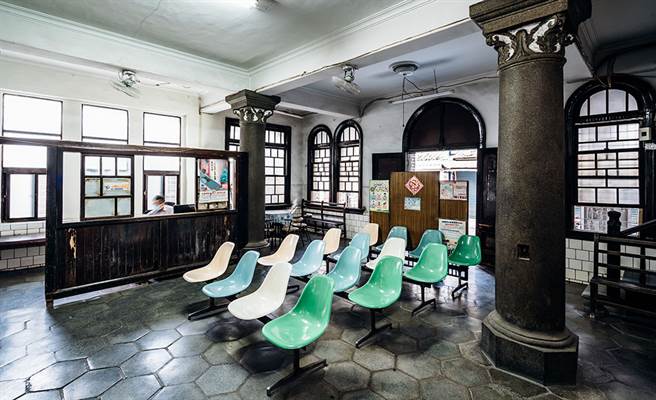 太原診所內部的裝潢仍保留日本時代樣貌，不少設備是從第一代王查某醫師傳承至今。（攝影/陳建豪）