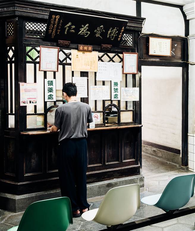 博愛為仁的匾額，是第二代王愛育醫師回太原診所執業時，原任職單位臺北帝大的贈禮。（攝影/陳建豪）