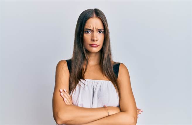 在感情中，双鱼座、天蝎座、巨蟹座的人天生没安全感，容易因为害怕失去爱情而怀疑对方。（图／Shutterstock）